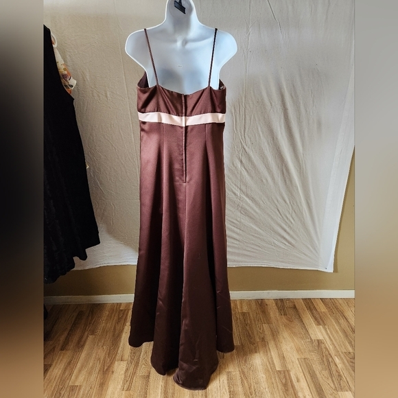 Elegant A-line dress by Alfred Angelo - Picture 2 of 12